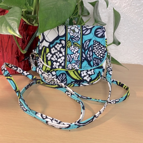 Vera Bradley Handbags - Vera Bradley crossbody small purse